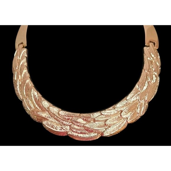 NEW Talbots Gold Tone Feather Choker Collar Bib Statement Necklace Lobster Clasp - Picture 3 of 5